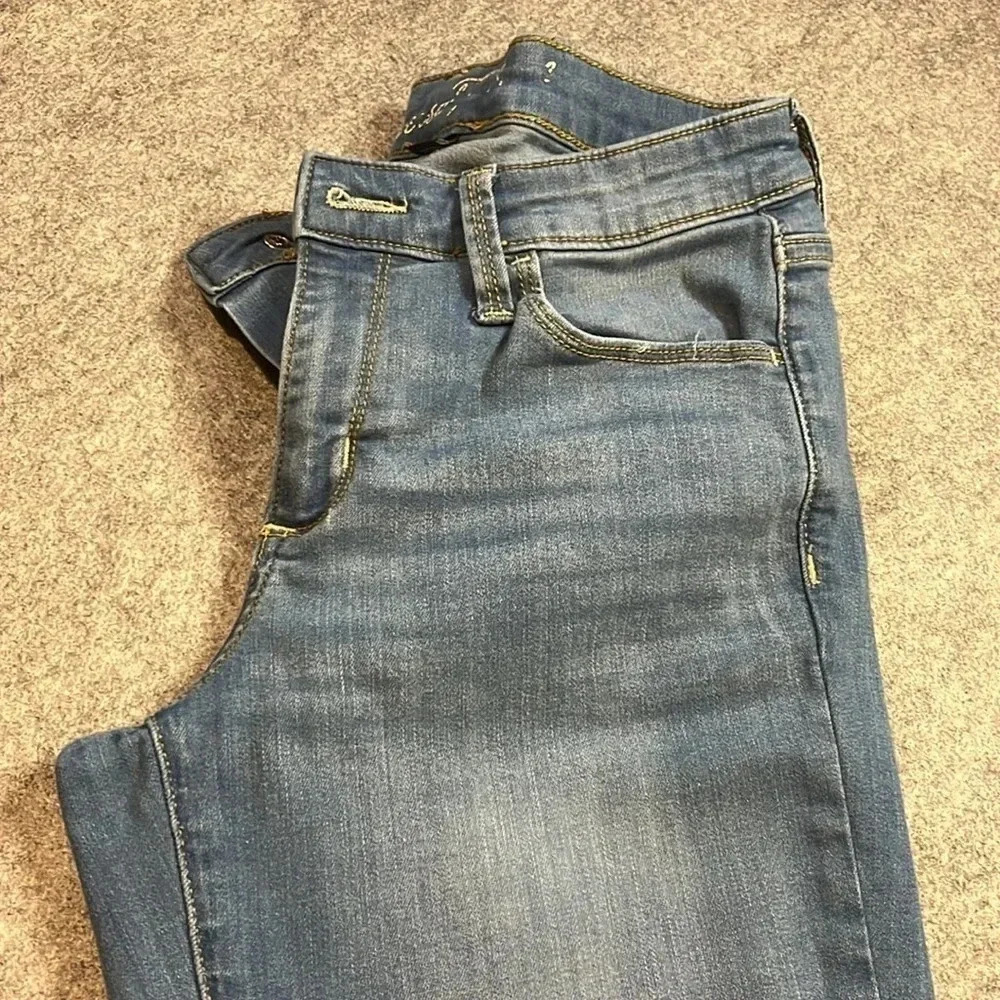 Universal Thread Mid Rise  Skinny, Light Wash - Picture 4 of 11